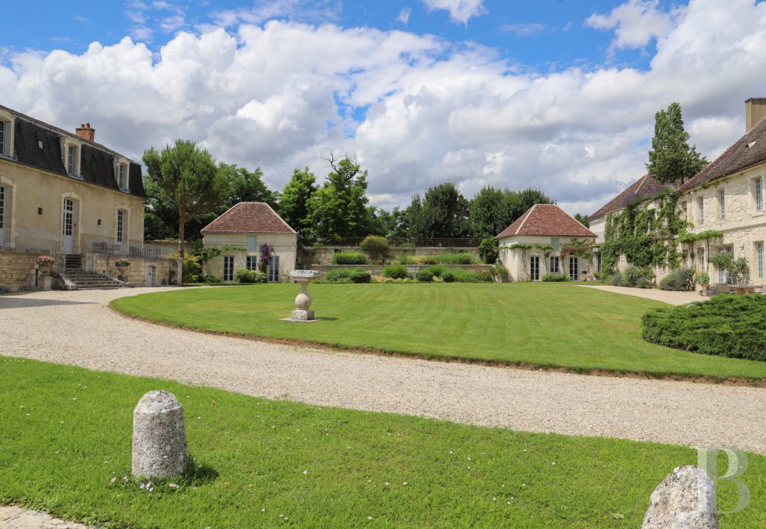 En Bourgogne, non loin de Vézelay, un château en bord de falaise surplombant l’Yonne - photo  n°7